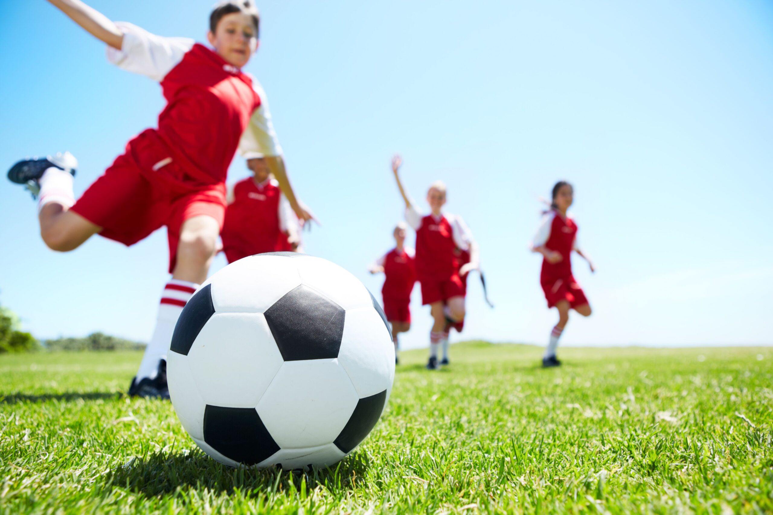 Сыграть турнир футбольный. Детский футбол. Спорт дети. Дети играющие в футбол. Ребенок с футбольным мячом.